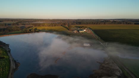 vista aérea sobre una granja cerca de un arroyo en el río margaret en australia
