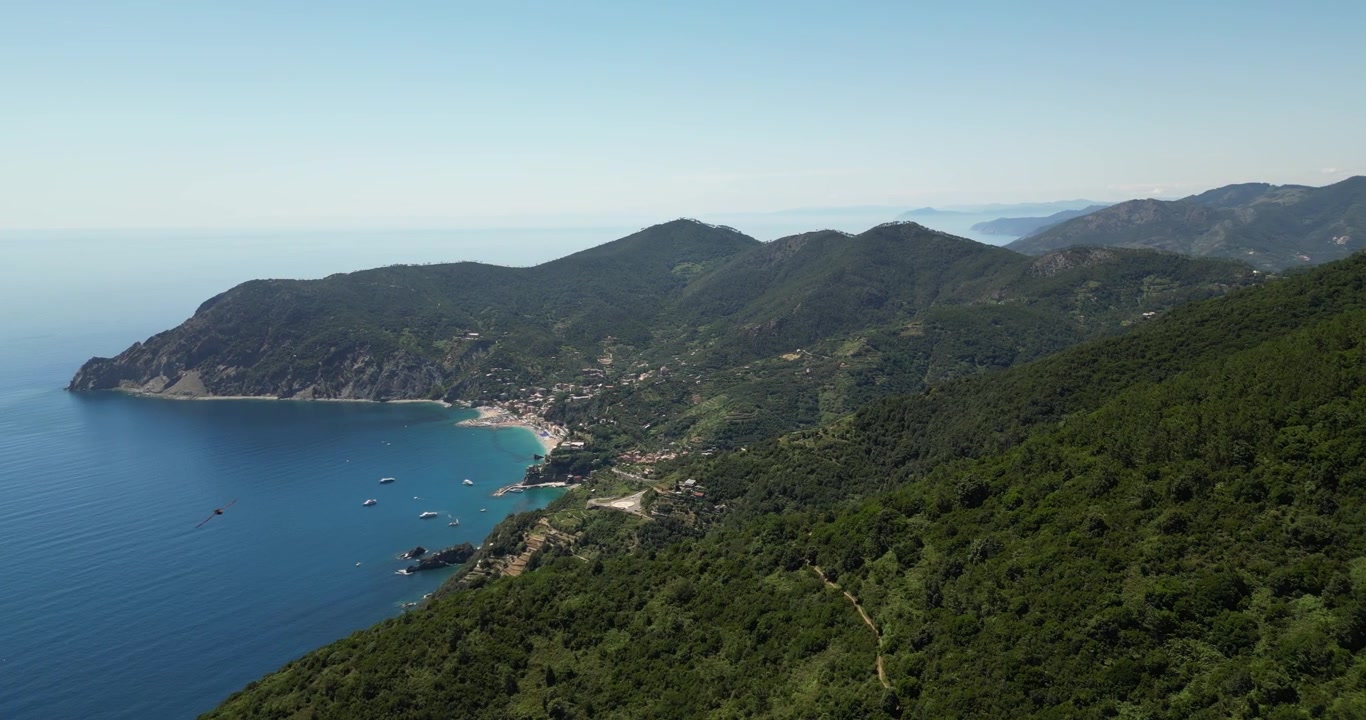 Montagne boscose della costa delle Cinque Terre nel nord-ovest dell'Italia. Ripresa aerea con drone.