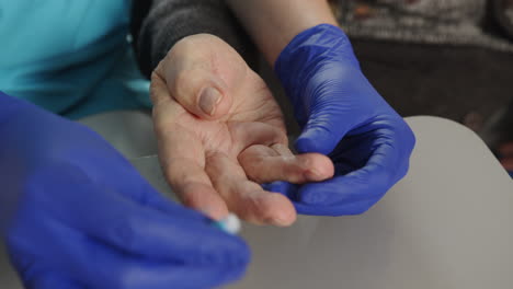 examen médico del pie de un paciente con guantes azules
