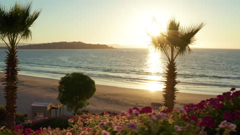 vista dorada de la puesta de sol desde la playa de tongoy con vista al océano pacífico