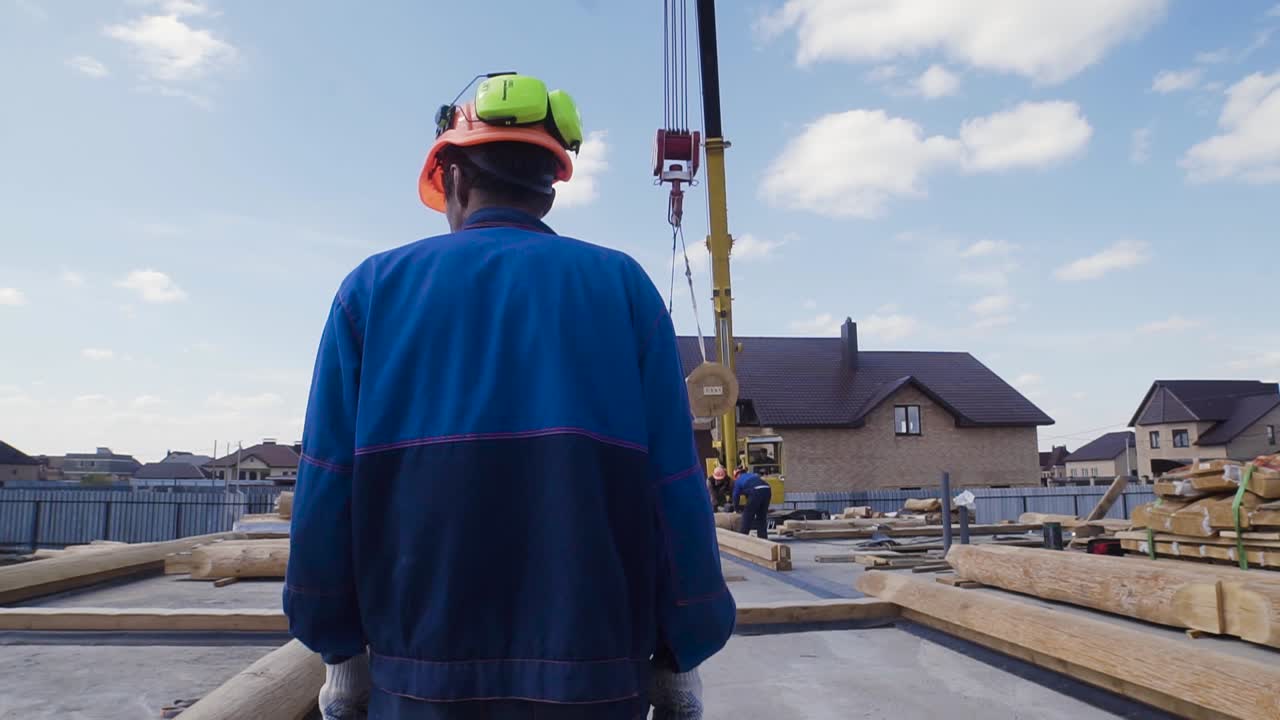 크레인을 이용한 로그 하우스 건설