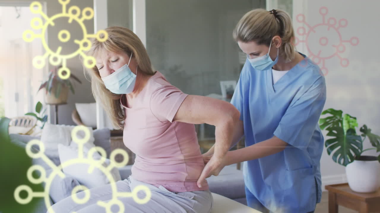 анимация клеток вируса ковида над кавказской пожилой женщиной и медсестрой, носящими маски для лица, массаж