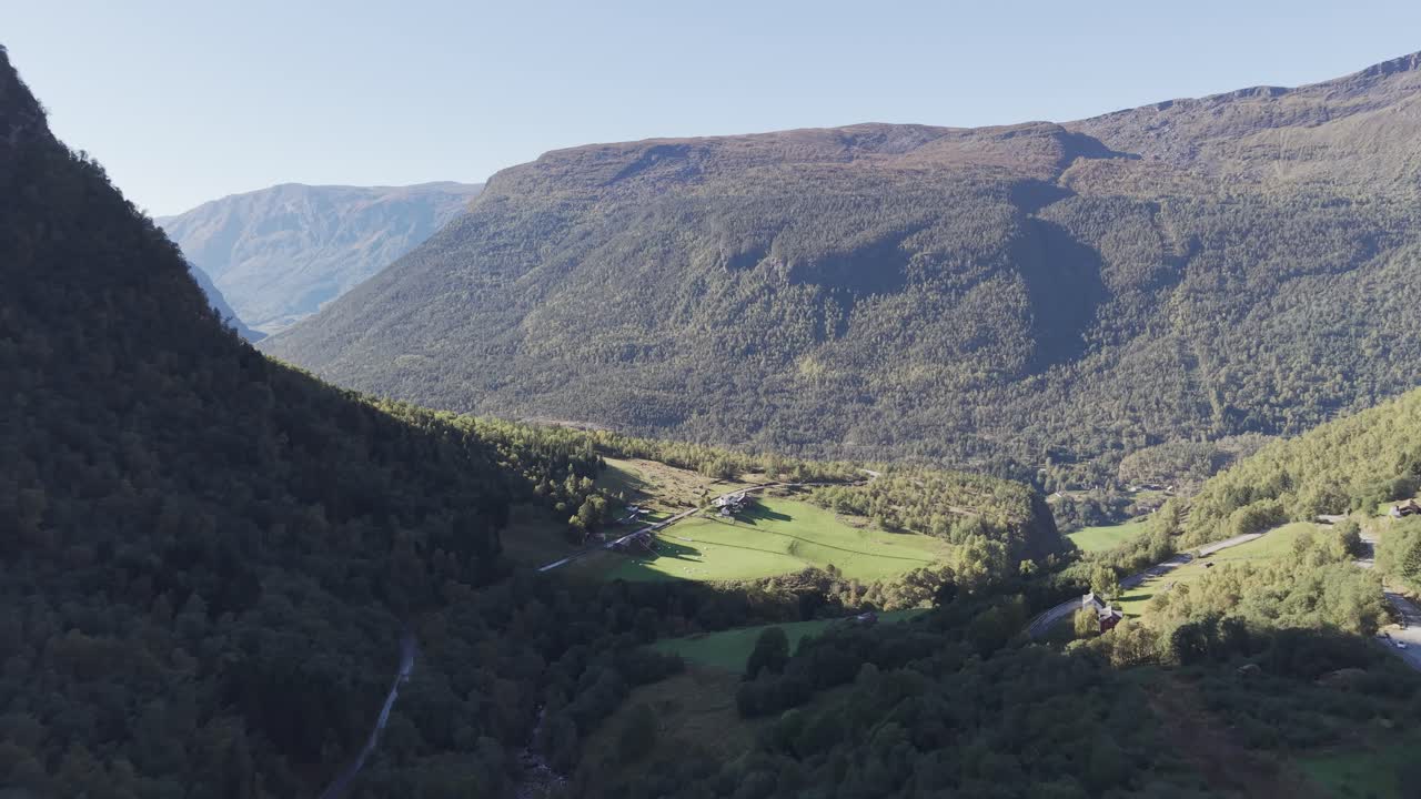 Sorvolo di un percorso panoramico in una valle in Norvegia. Filmato.