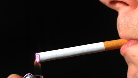 man die een sigaret aansteekt zijprofiel