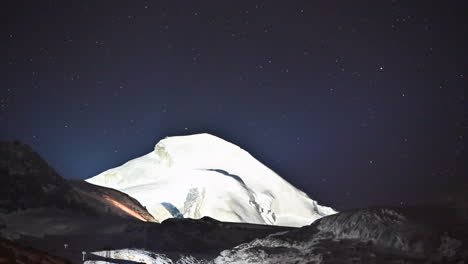 时间缩短:星空的夜晚在冰<unk>的山峰上照亮,瑞士阿尔卑斯山