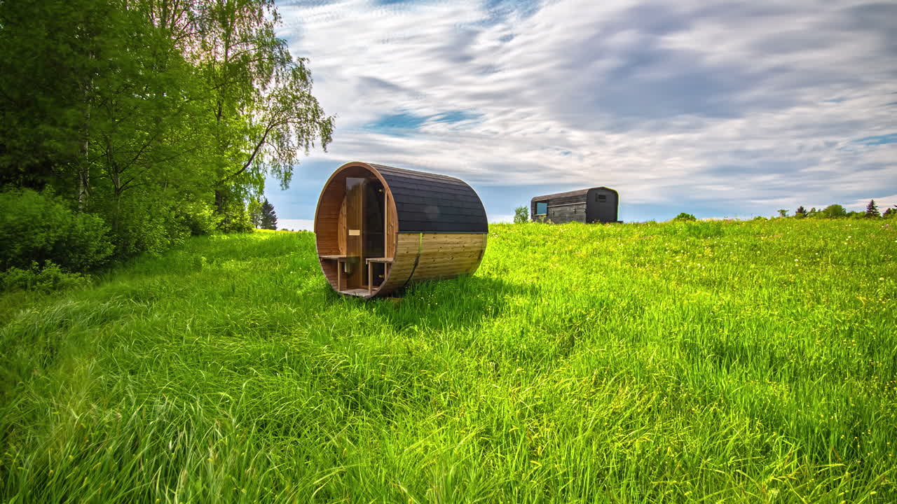 배럴과 무성한 초원 위에 cloudscape 일몰 timelapse