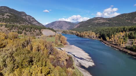 Días-Soleados-Y-Tonos-Otoñales:-Vistas-Aéreas-Del-Río-Thompson-Cerca-De-Little-Fort