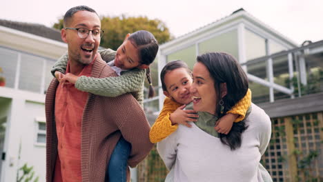 Familia,-Niños-Y-Piggyback-Al-Aire-Libre-En-El-Patio-Trasero