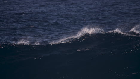 El-Borde-De-Una-Ola-Rompiente-Brilla-Al-Sol-Antes-De-Explotar-En-La-Línea-De-La-Costa