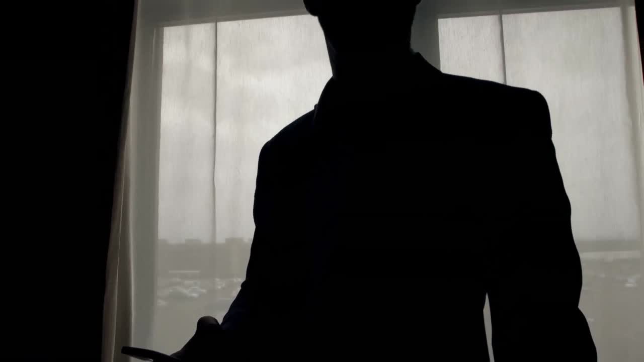 휴대 전화를 사용하는 사업가 4k