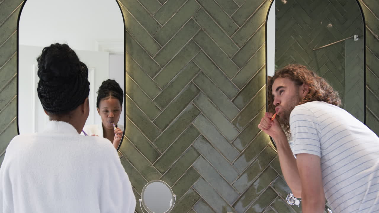 다양한 커플: 젊은 아프리카계 미국인 여성과 현대적인 화장실에서 젊은 백인 남성