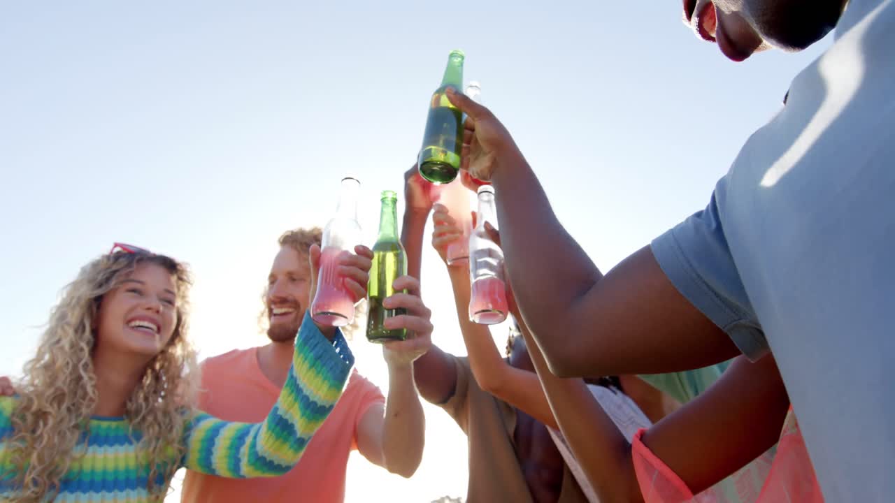 felizes amigos diversos bebendo um brinde e rindo no sol na festa da piscina, câmera lenta