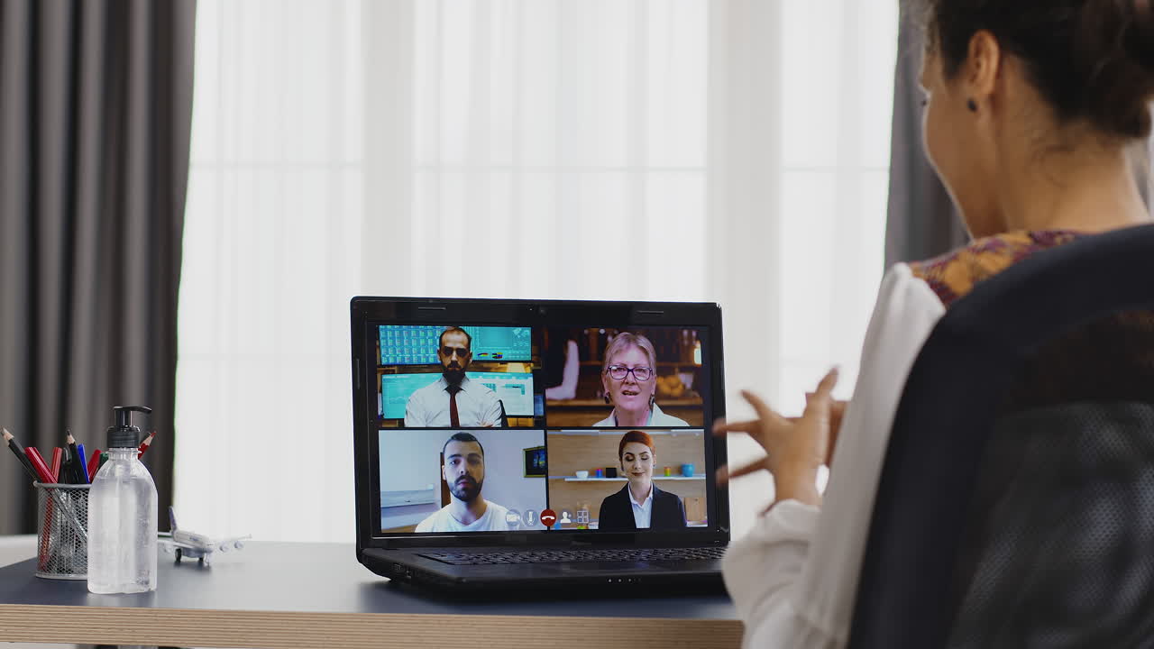 mujer freelance en una videoconferencia