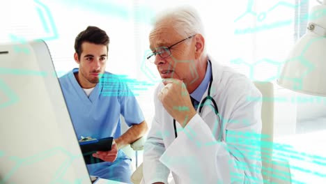 animación de fórmulas químicas y procesamiento de datos sobre el médico y el médico masculino caucásico senior