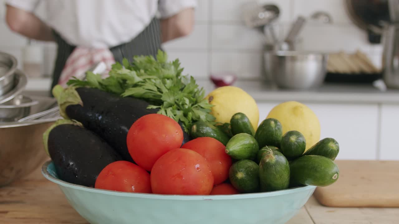 배경에 요리사가 있는 과일로 가득 찬 그릇, 2시에 촬영