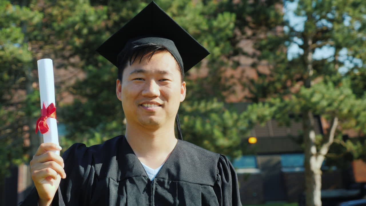 大学院の服大学卒業概念のアジア人男性の肖像画