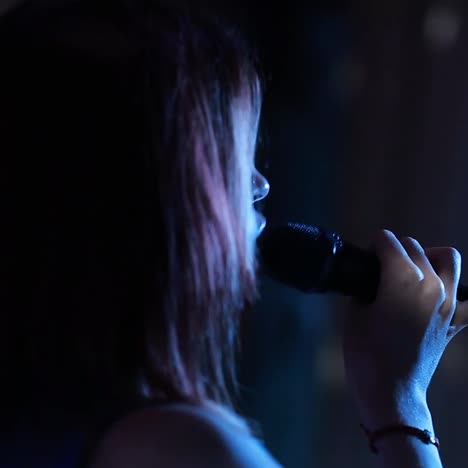 joven cantante con un micrófono