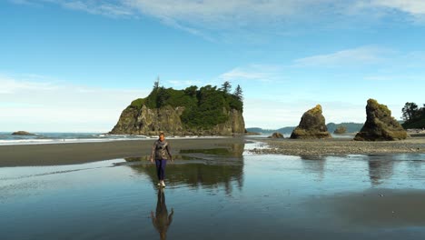 Frau-Geht-Im-Sommer-Von-Riesigen-Felsen-Am-Ruby-Beach-Im-Olympic-National-Park,-Washington,-Weg