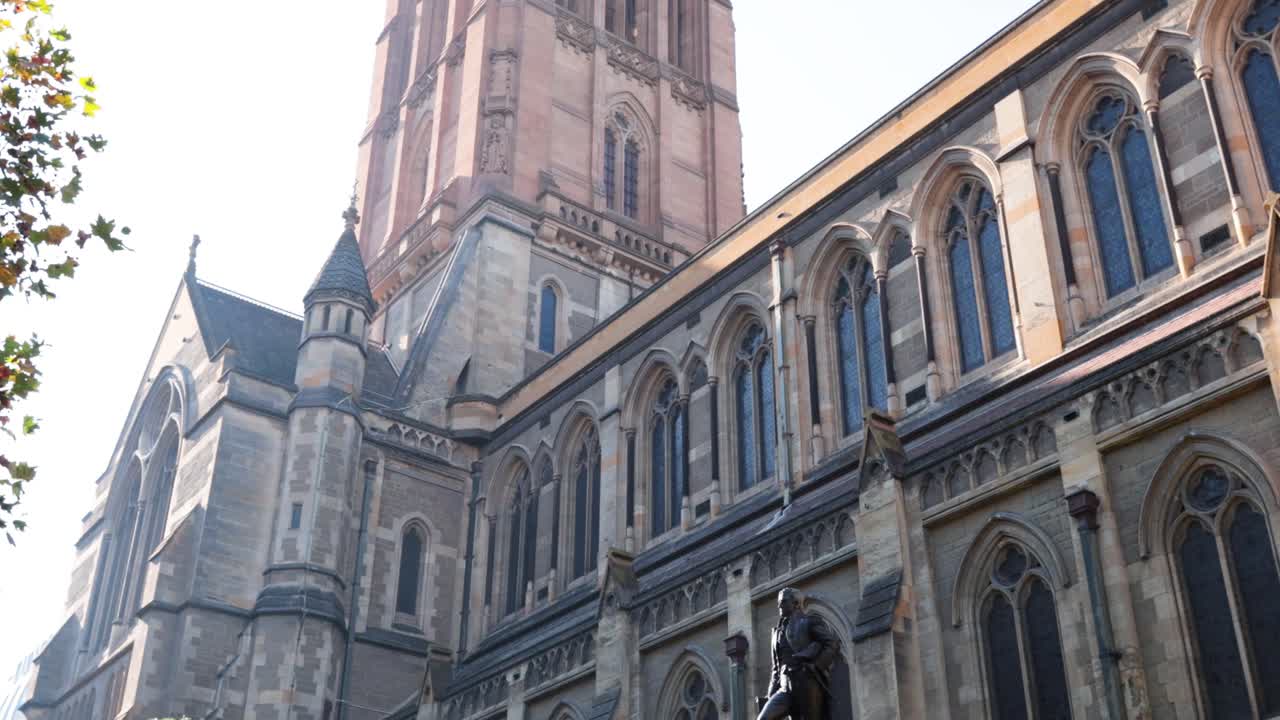 세인트 폴 대성당과 동상