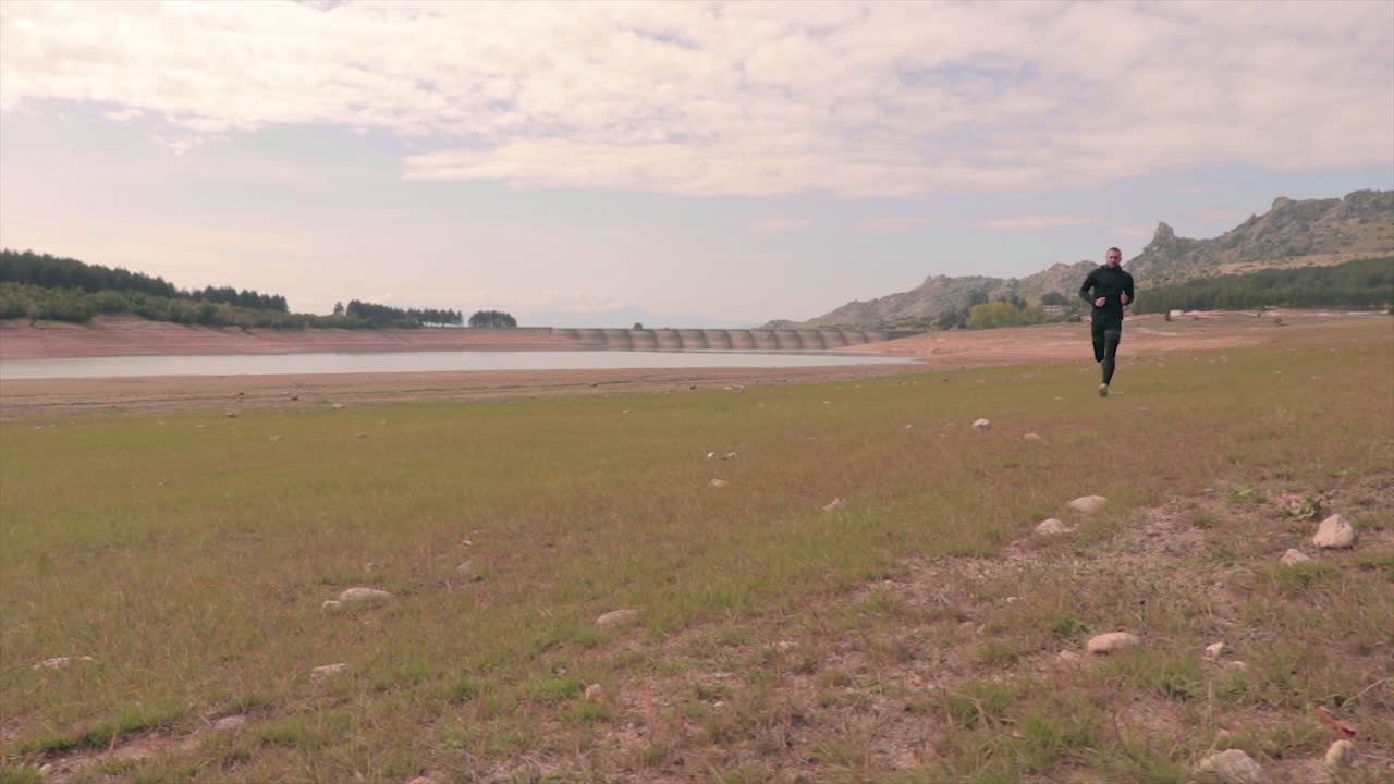 작은 호수의 해변에서 달리는 사람