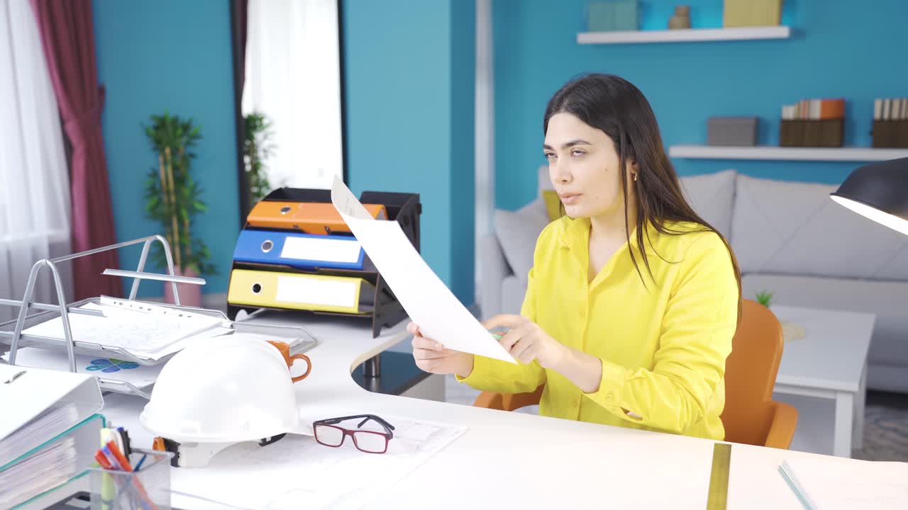mujer joven trabajando desde casa pensando, tratando de generar ideas.