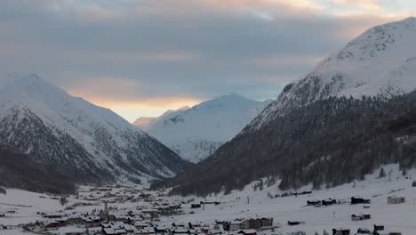 Impresionante-Vídeo-Con-Drones-De-Los-Alpes-De-Livigno:-Picos-Nevados,-Ciudad-Y-Pueblo-De-Montaña,-Ideal-Para-Anuncios-Turísticos-Y-De-Invierno-De-Alta-Calidad.