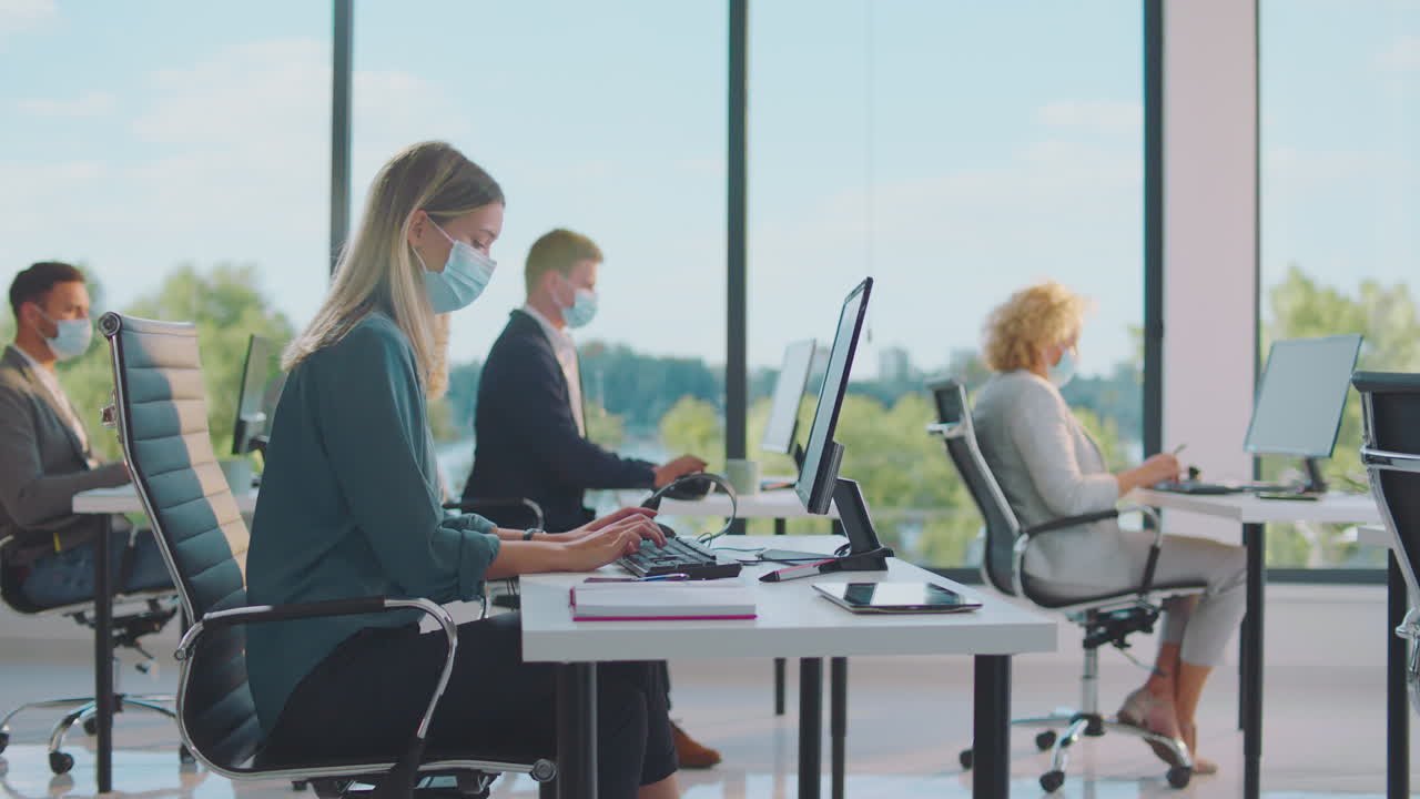 팬데 기간 동안 사무실에서 일하는 직원