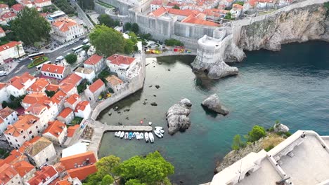 vista aérea del casco antiguo de dubrovnik, hermoso mar adriático con barcos durante la puesta de sol