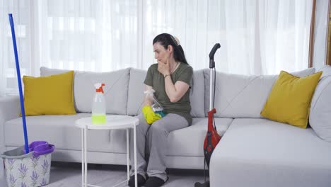 la mujer que no puede lidiar con la limpieza.