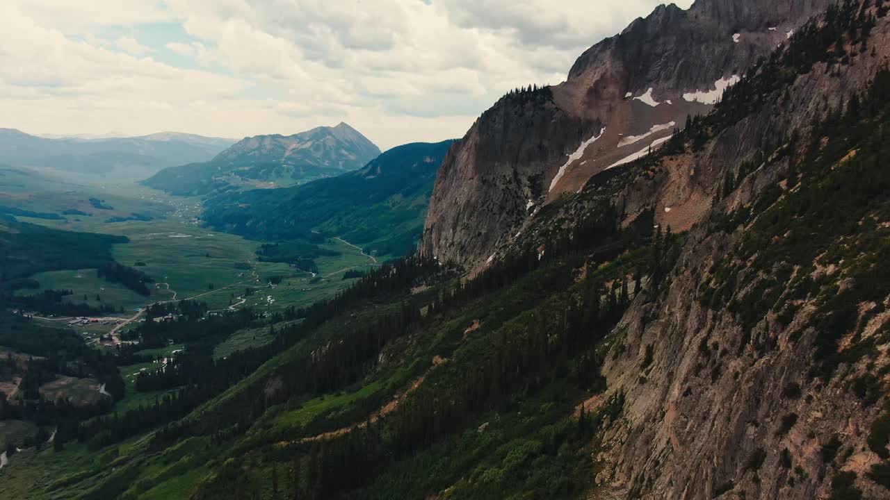 drone volando sobre la hermosa ladera de la montaña alpina de colorado con un hermoso y vasto valle en el fondo
