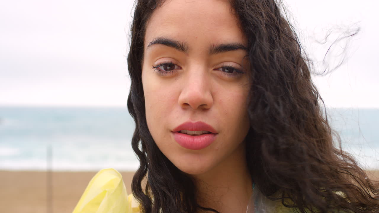 una hermosa y seria mujer joven de vacaciones sola