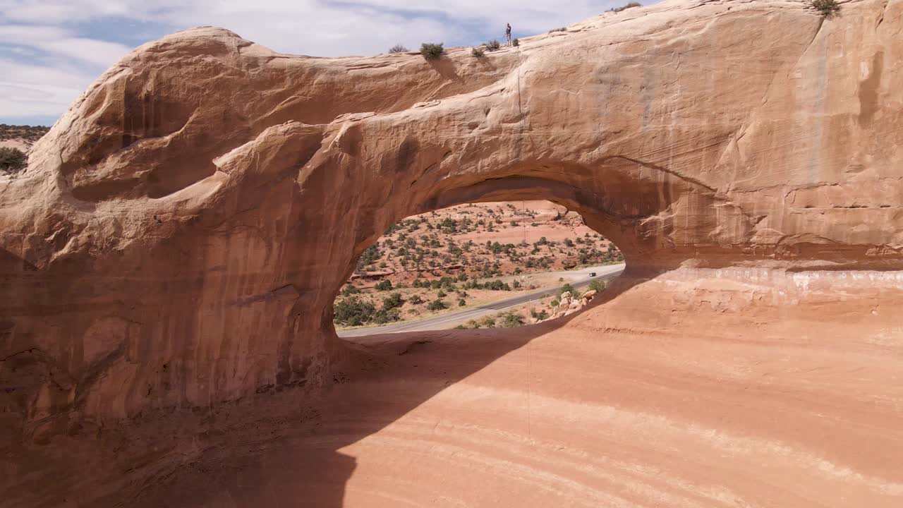 모압의 아름다운 자연 사막 풍경에 있는 유타 아치, 공중 드론 보기