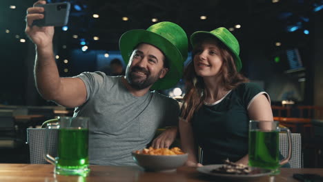 Feiern-Des-St.-Patrick&#39;s-Day-In-Einer-Kneipe-8