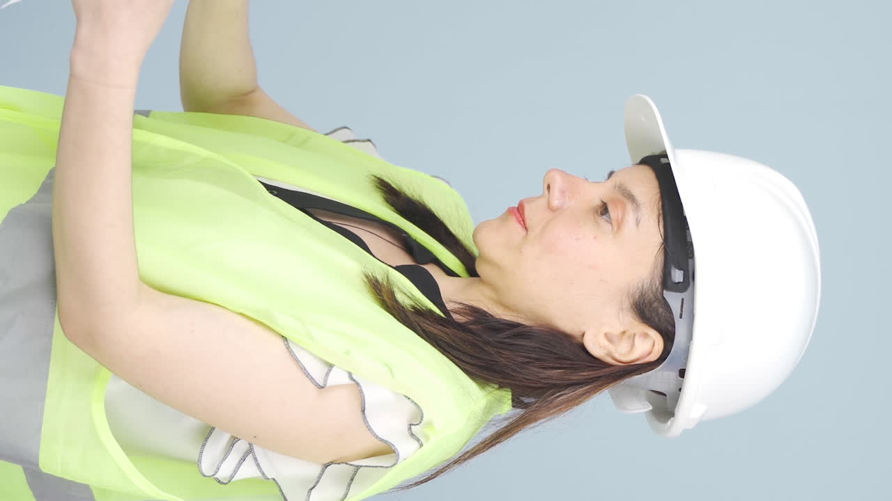 프로젝트를 진행하는 엔지니어의 수직 비디오입니다.