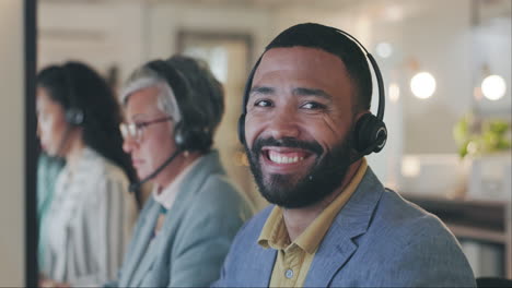 centro de llamadas, equipo y cara de hombre de negocios feliz