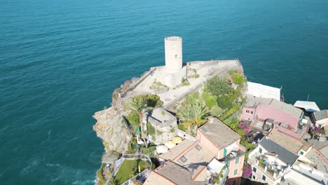 las ruinas de la torre doria en vernazza, cinque terre - toma de órbita cinematográfica