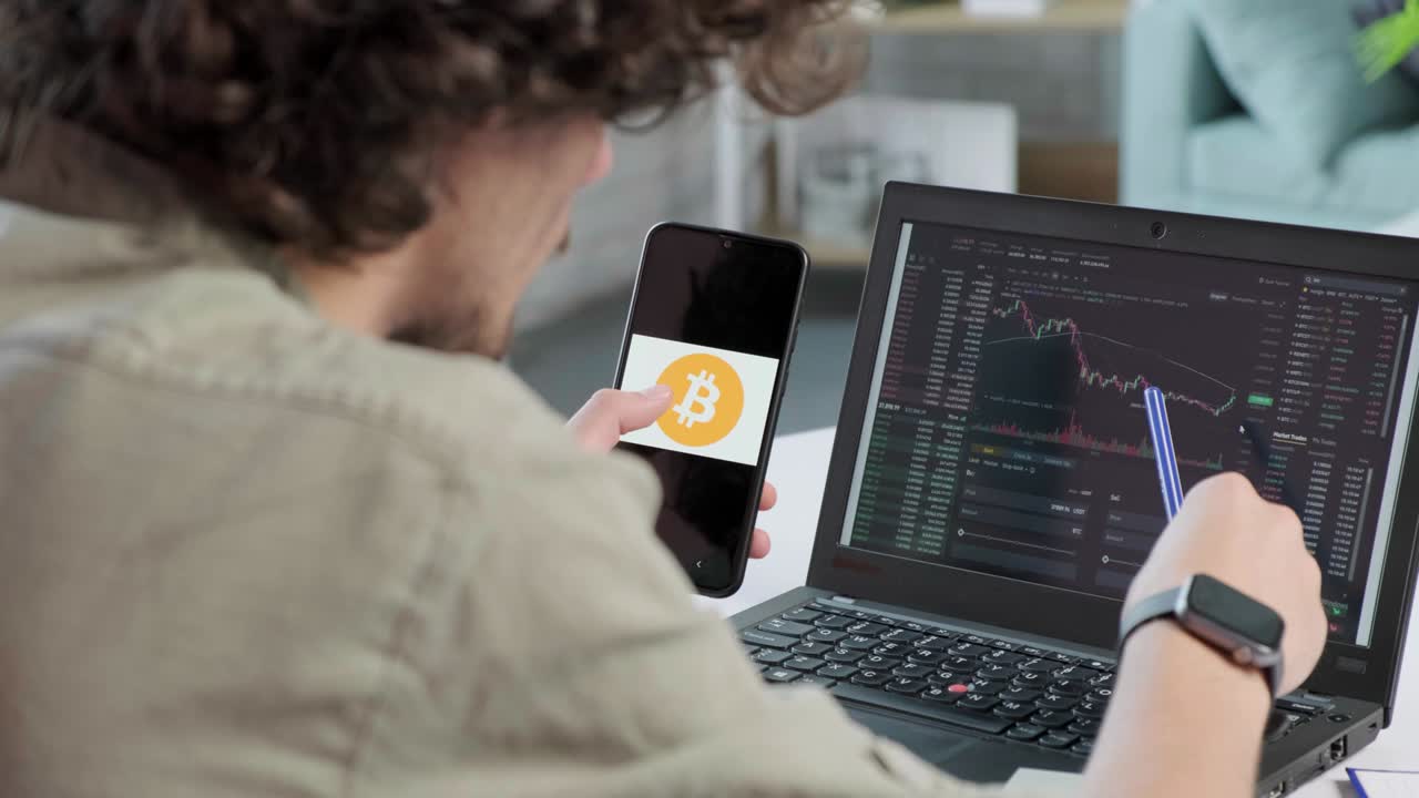 comerciante de negocios que utiliza aplicaciones de teléfonos móviles y análisis de portátiles