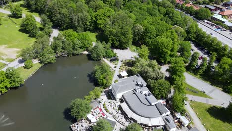 Ruhiger-See,-Umgeben-Von-Grünen-Bäumen-Unter-Dem-Lebhaften-Sonnenlicht-Im-Slottsskogen-Park-In-Göteborg,-Schweden---Luftdrohne