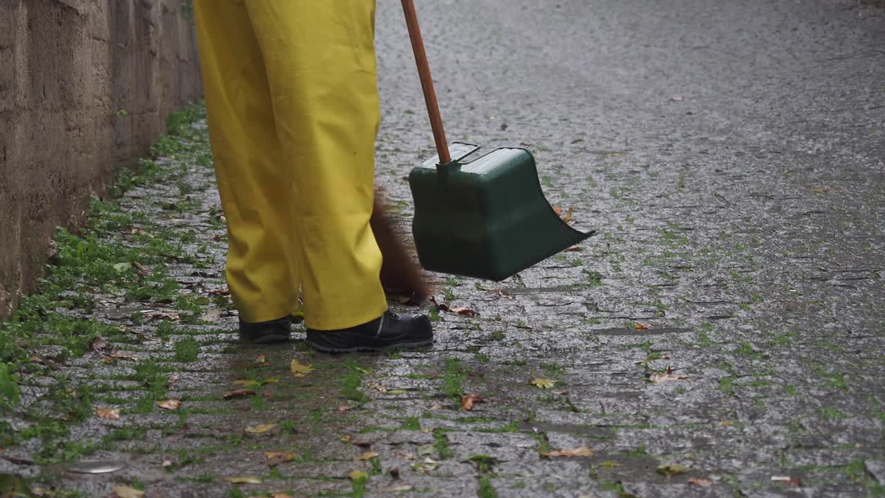 limpieza de calles bajo la lluvia