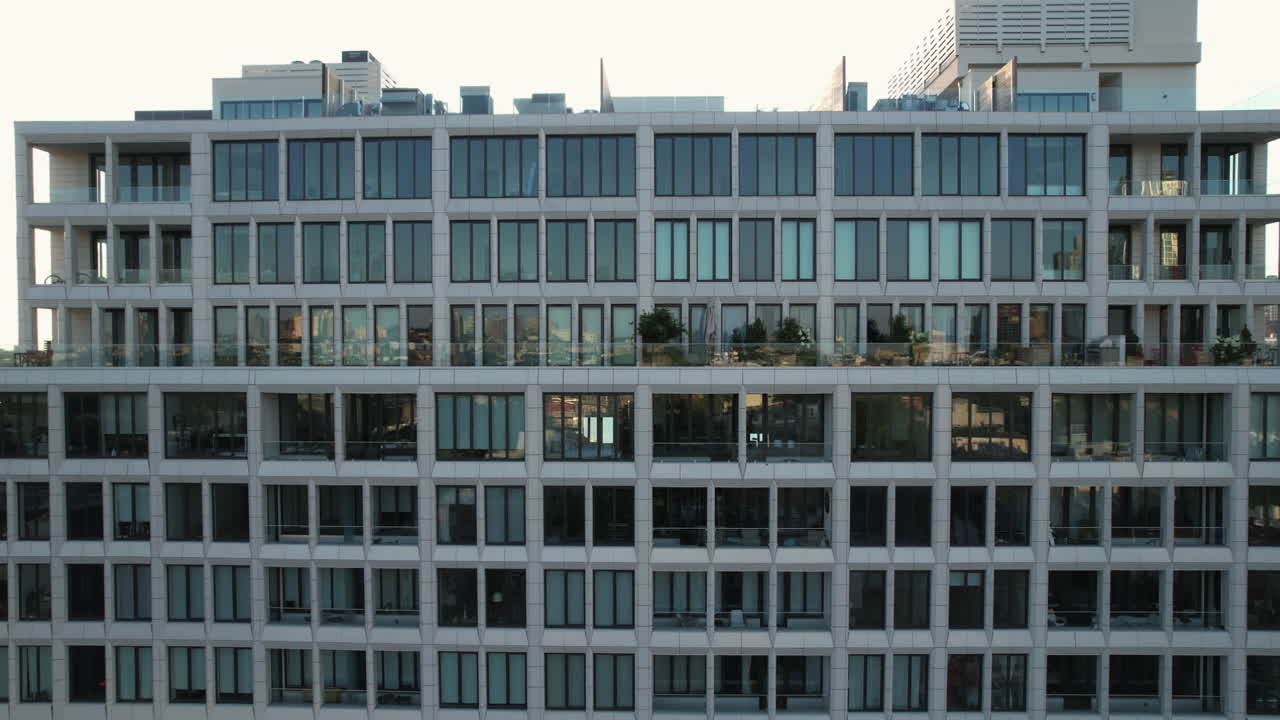 미국 뉴욕주 브루클린에 있는 고급 콘도미니엄에서 멀리 떨어진 공중 전망 - 뒤로 물러나, 드론 샷