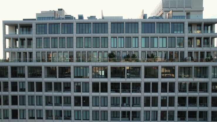 Vista aérea se afastando de um condomínio de luxo no Brooklyn, NY, EUA - recuo, tomada de drone.