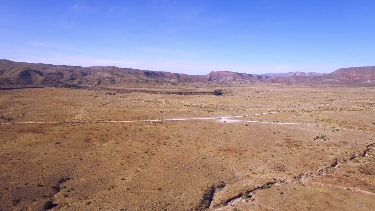 panorámica aérea de alto ángulo de las llanuras planas y praderas del norte de arizona