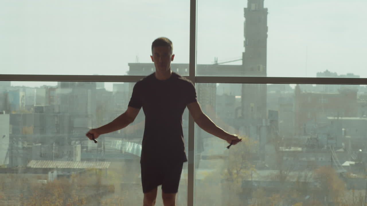 체육관 에서  ⁇ 줄 을 뛰어넘는 남자