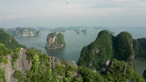 Antena-Sobre-Islas-De-Piedra-Caliza-En-La-Bahía-De-Ha-Long,-Vietnam