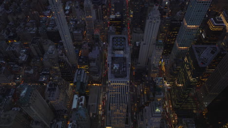 Vista-De-ángulo-Alto-De-La-Ciudad-De-Noche.-Edificios-De-Oficinas-De-Gran-Altura-En-El-Distrito-Urbano.-Edificios-Y-Calles-Iluminados.-Manhattan,-Ciudad-De-Nueva-York,-Estados-Unidos