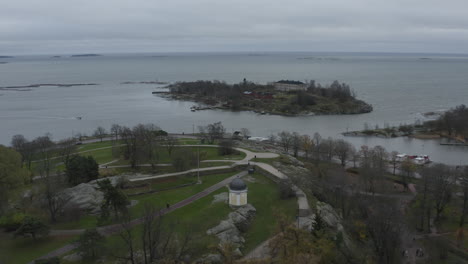 vista del avión no tripulado por encima del parque cerca de la costa y el mar con islas