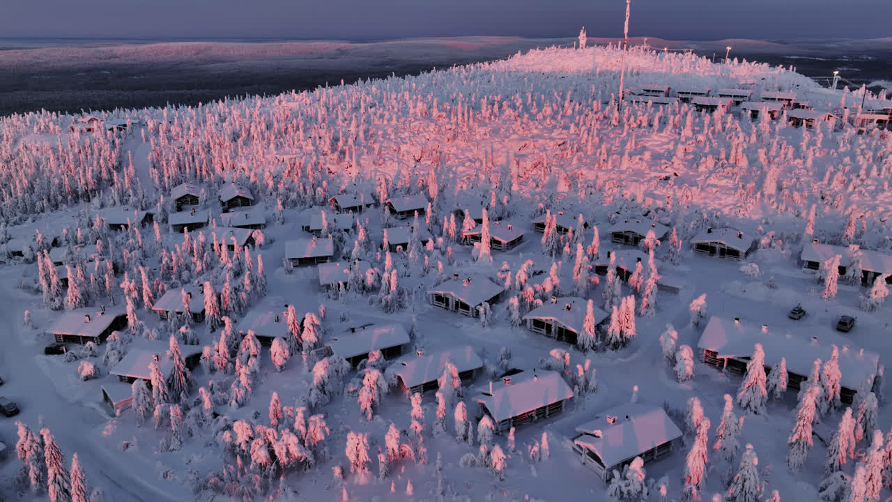 핀란드의 이소-시오테 펠  정상에 있는 눈 인 오두막집을 돌고 있는 드론.