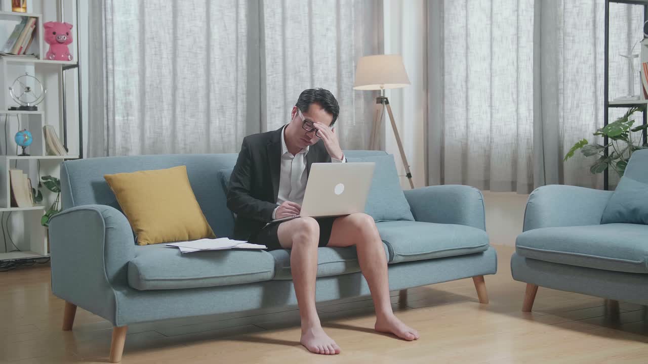 집에서 일하는 스트레스를 받는 사업가