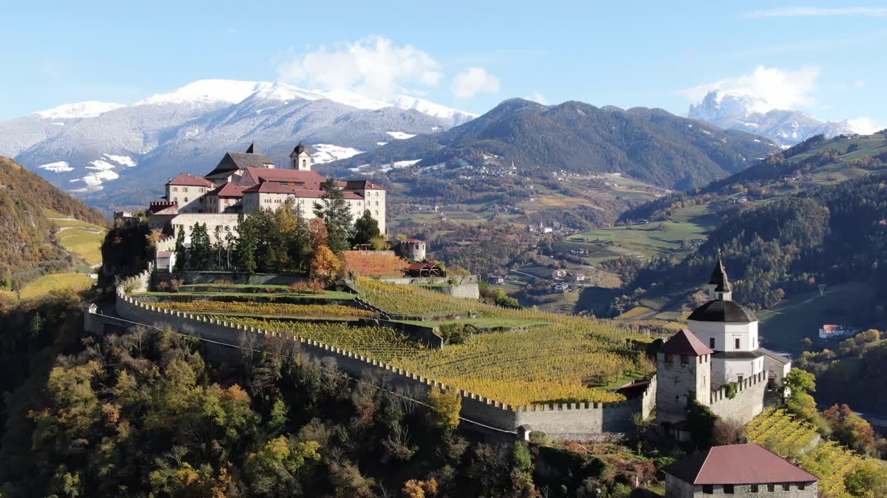 살리타 사비오나(salita sabiona)라는 이름의 이탈리아 포도밭 한가운데 있는 중세 성 위에 공중 드론