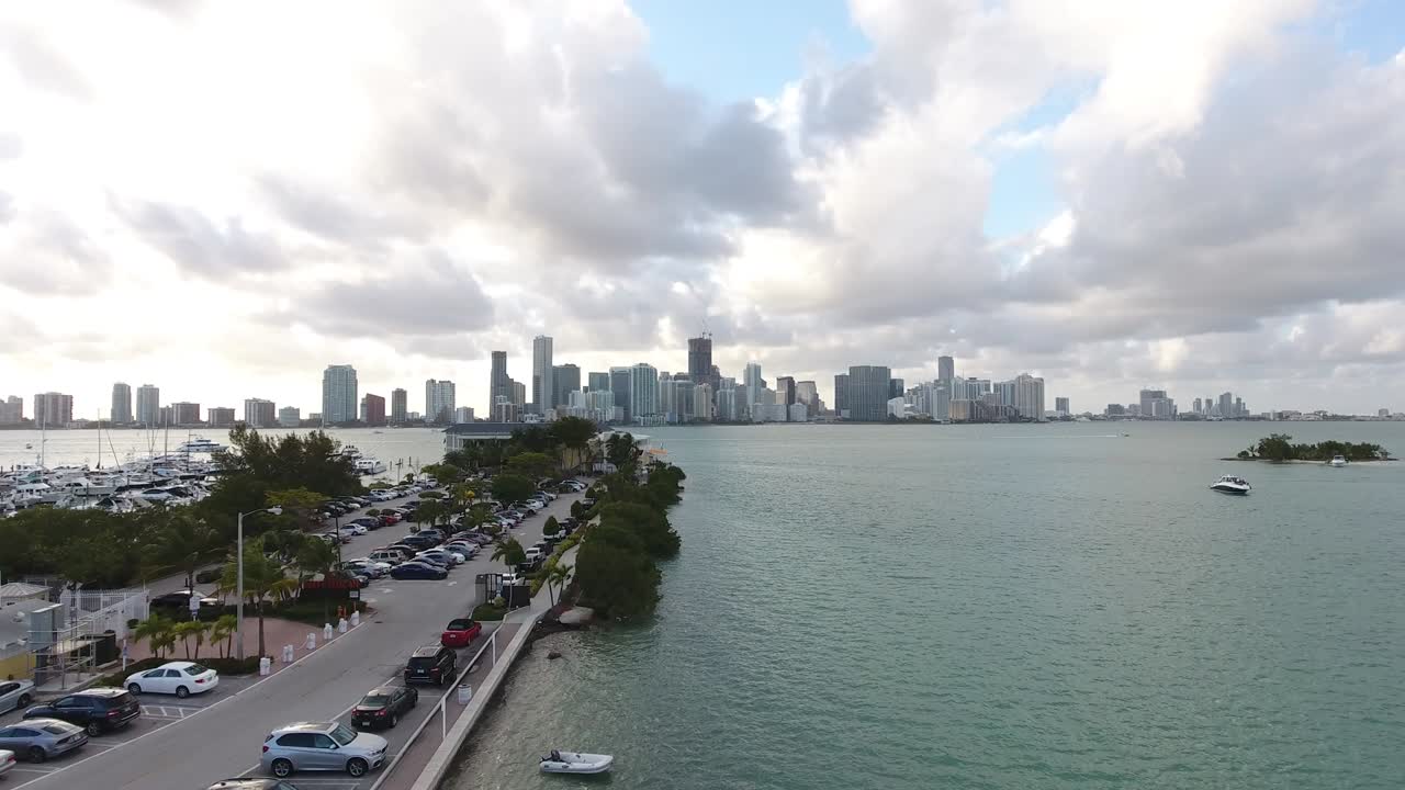 el cielo dramático sobre la marina